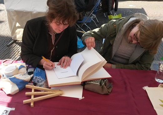 Amanda Majoor (left) sketching, with moral support