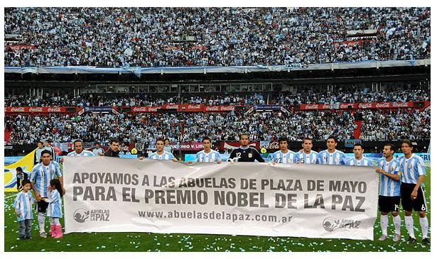 The Argentine football team supports the Mothers of the Plaza de Mayo at the worldcup