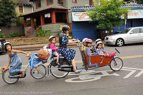 how one mum and her six kids get around in Portland